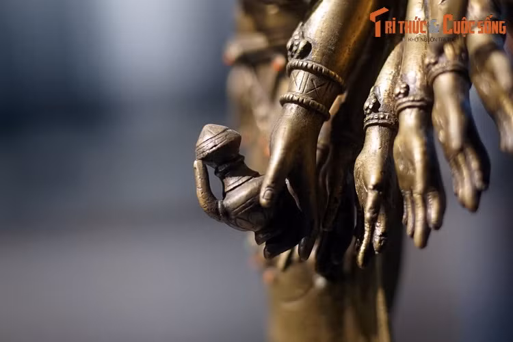 Một điểm đáng chú ý trong nghệ thuật tạo tác tượng Phật cổ Tây Tạng là vị thế gần như độc tôn của chất liệu đồng. Người ta không tìm thấy dấu tích của chạm khắc đá trong điêu khắc Phật giáo Tây Tạng.