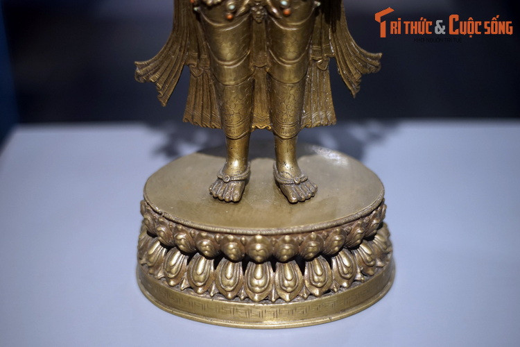 Theo sử sách, Phật giáo đến Tây Tạng vào thế kỷ thứ 7. Khi du nhập vào vùng đất này, Phật giáo đã có sự kết hợp với truyền thống tâm linh bản địa có bề dày lịch sử nhiều thế kỷ.