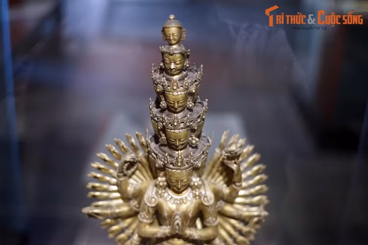 Do đặc trưng ấy, nghệ thuật Phật giáo Tây Tạng nói chung và tượng Phật Tây Tạng nói riêng phát triển dưới những ảnh hưởng của các phong cách nghệ thuật Ấn Độ, Nepal, Kashmir và Trung Hoa cổ.