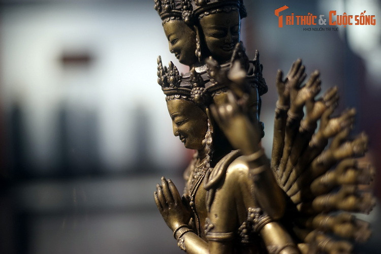 Ở Tây Tạng, vị Bồ tát này được gọi là Chenrezi, rất được người dân tôn kính. Chenrezi thường là yidam (Bổn tôn hoặc Hộ pháp) trong các thiền viện Mật tông.