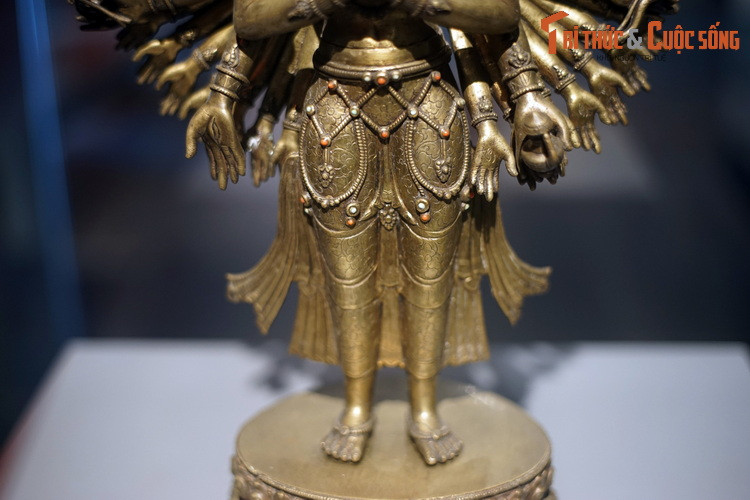 Nét đặc trưng của Phật giáo Tây Tạng là sự kết hợp giữa Đại thừa - hệ phái Phật giáo phổ biến ở vùng Đông Bắc Á - và Kim Cương thừa - hệ phái khởi nguồn từ các giai đoạn sớm của lịch sử Phật giáo ở Ấn Độ, phổ biến ở Nam Á.