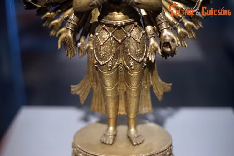 Nét đặc trưng của Phật giáo Tây Tạng là sự kết hợp giữa Đại thừa - hệ phái Phật giáo phổ biến ở vùng Đông Bắc Á - và Kim Cương thừa - hệ phái khởi nguồn từ các giai đoạn sớm của lịch sử Phật giáo ở Ấn Độ, phổ biến ở Nam Á.