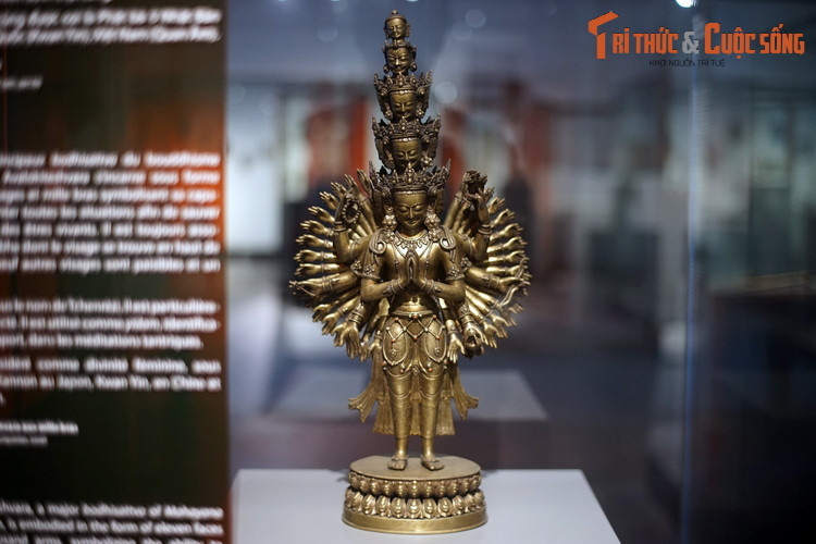 Bảo tàng Dân tộc học Việt Nam là nơi đang lưu giữ một cổ vật quý giá của vùng đất Tây Tạng. Đó là một bức tượng có niên đại từ thế kỷ 17.