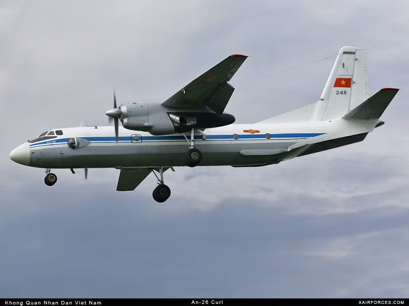 Bên cạnh đó, nó còn được xem là “mỏ vàng” để Rosoboronexport “khai thác trên thị trường xuất khẩu”. Vì hiện nay, vẫn còn rất nhiều quốc gia, trong đó có Việt Nam đang sử dụng rộng rãi dòng máy bay An-26 và đương nhiên là rất cần thay thế khi sớm muộn trong vài năm tới “ngựa thồ già nua Antonov” sẽ hết hạn sử dụng. Nguồn ảnh: Airlines.net
