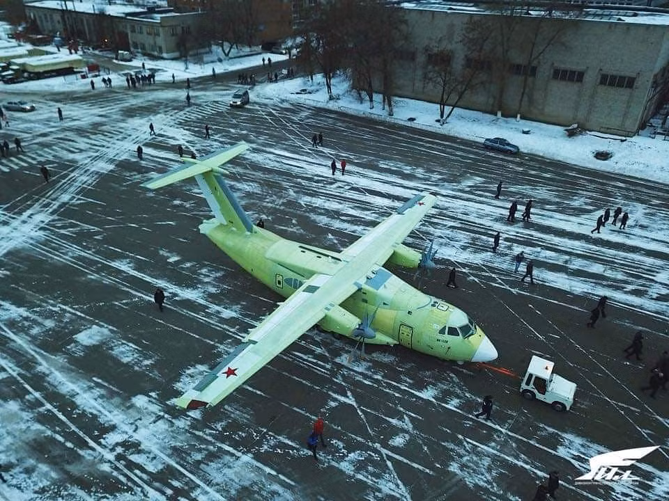 Trong ảnh, chiếc Il-112V đầu tiên mang số hiệu “01-02” lăn bánh trên đường băng. Nguồn ảnh: Ilyushin