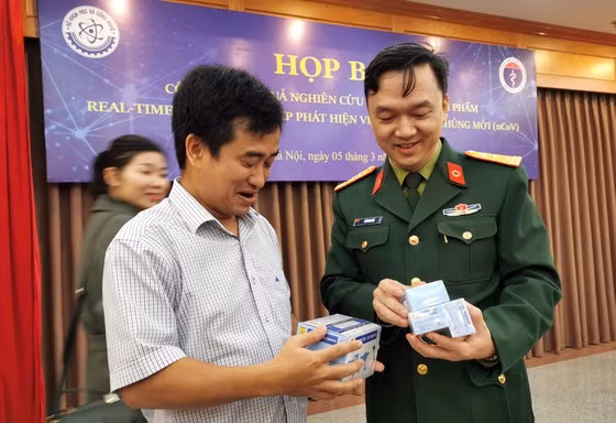 Từng trả lời trên báo chí về sự tham gia của Công ty Việt Á, PGS-TS Hồ Anh Sơn cho hay, nhiệm vụ được chia làm hai giai đoạn, một là nghiên cứu ở quy mô phòng thí nghiệm (do các nhà khoa học nghiên cứu), hai là triển khai sản xuất thử nghiệm (do doanh nghiệp chủ trì).