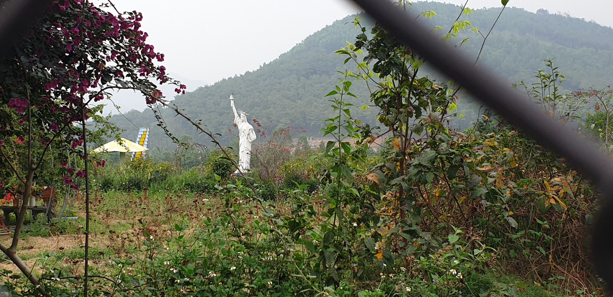 Các bức tượng cũng được dựng lên giữa đất trồng cây.