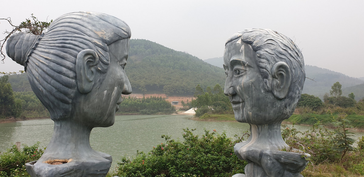 Hai bức tượng chân dung "khổng lồ" đã dần xuống cấp, nứt vỡ, có thể rơi đổ bất cứ lúc nào. Nguy hiểm hơn khi có du khách đến chụp ảnh nếu không gặp may mắn.