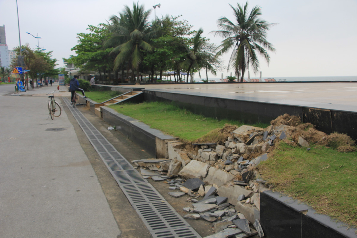 Thậm chí, hệ thống tường tại quảng trường biển Sầm Sơn (bãi B) - nơi thường xuyên tổ chức các sự kiện khai trương, vui chơi của địa phương này cũng đang rơi vào tình trạng đổ nát.