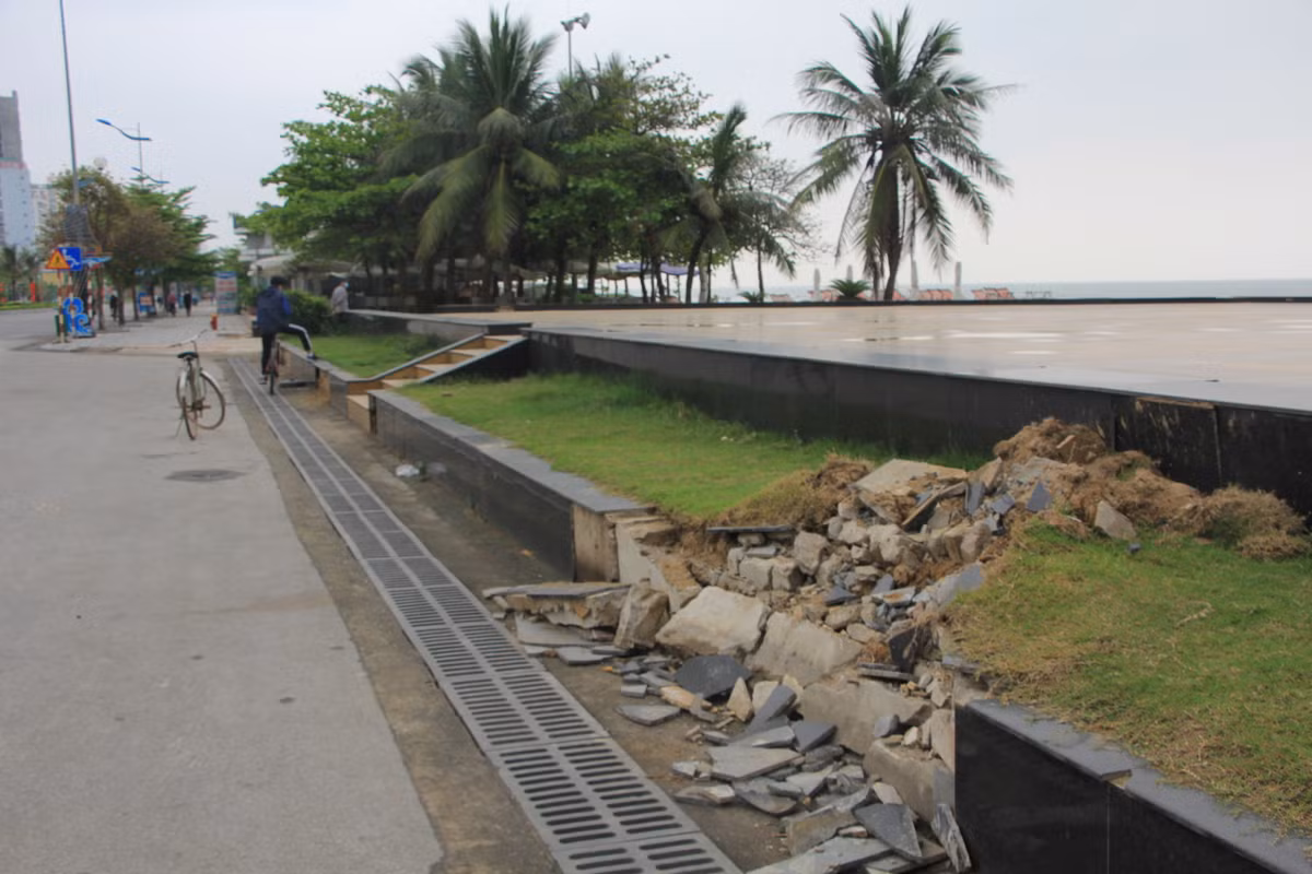 Thậm chí, hệ thống tường tại quảng trường biển Sầm Sơn (bãi B) - nơi thường xuyên tổ chức các sự kiện khai trương, vui chơi của địa phương này cũng đang rơi vào tình trạng đổ nát.