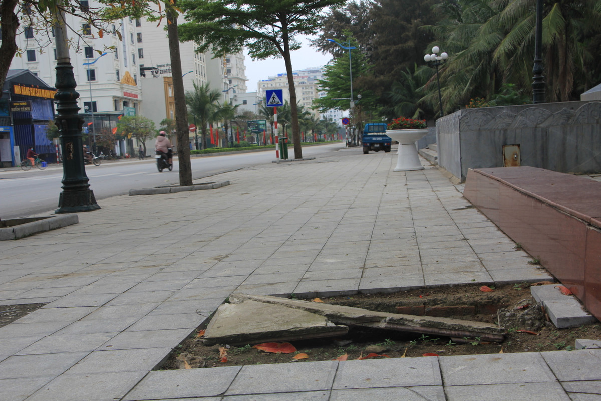 Các hố ga, cống thoát nước bị mất nắp, hư hỏng gây tiềm ẩn nguy cơ tai nạn cho du khách và người dân.