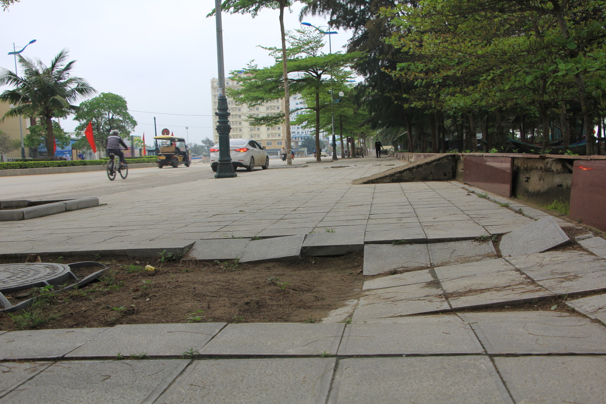 Cống thoát nước trồi lên trên mặt đá lát vỉa hè tạo ra những rào cản cho người đi bộ.