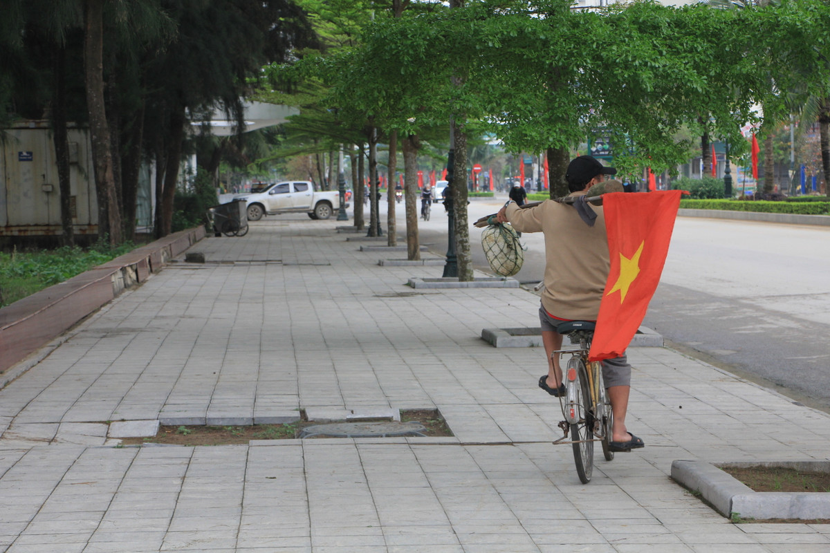 Mỹ quan trên đường của thành phố du lịch biển dường như đang bị "bỏ quên" khi ngày khai trương chỉ còn được tính bằng ngày (9/4).