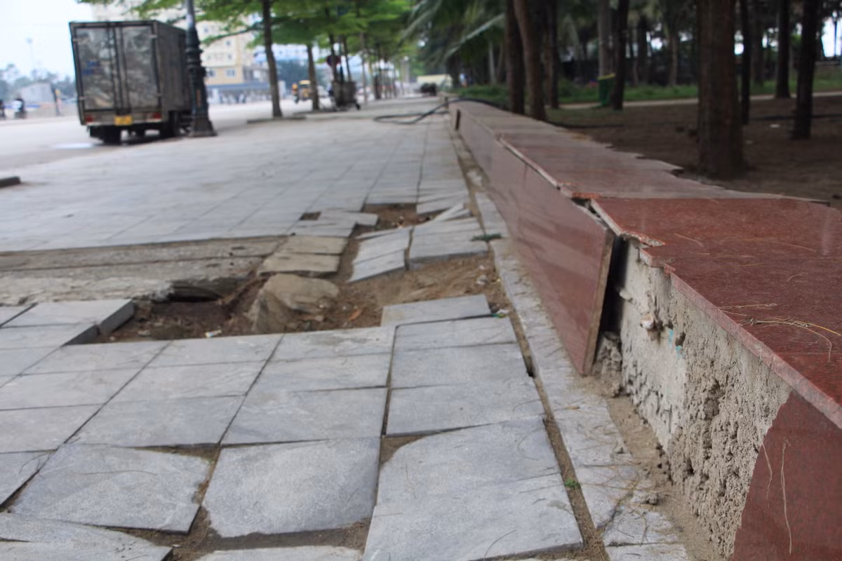 Cảnh tượng xuống cấp của hệ thống vỉa hè trên đường trục chính bãi biển Sầm Sơn khiến du khách ngán ngẩm.