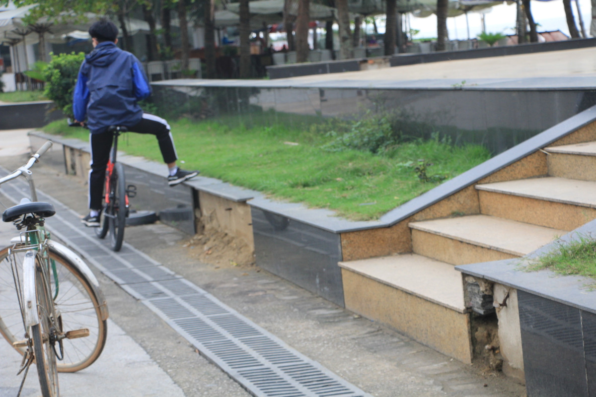 Đá ốp lát của bị bong tróc trước sự thờ ơ của chính quyền TP Sầm Sơn.