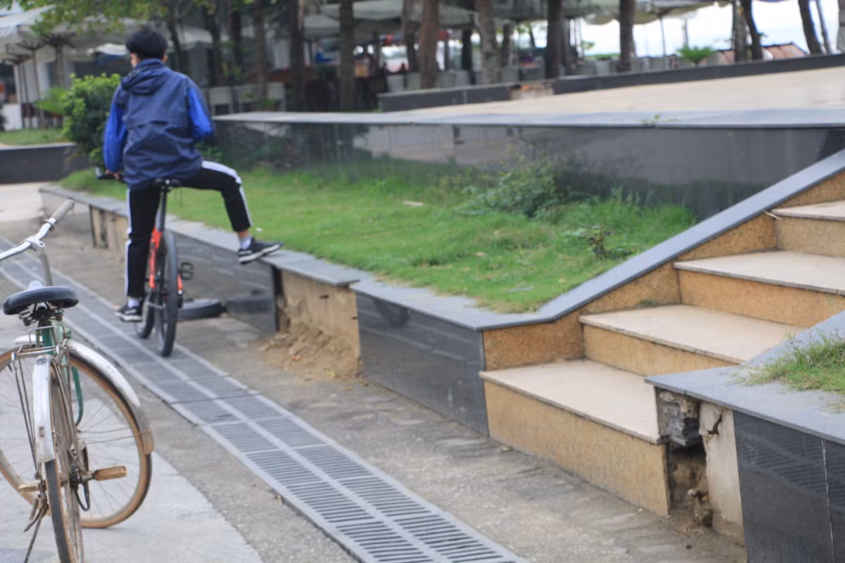 Đá ốp lát của bị bong tróc trước sự thờ ơ của chính quyền TP Sầm Sơn.