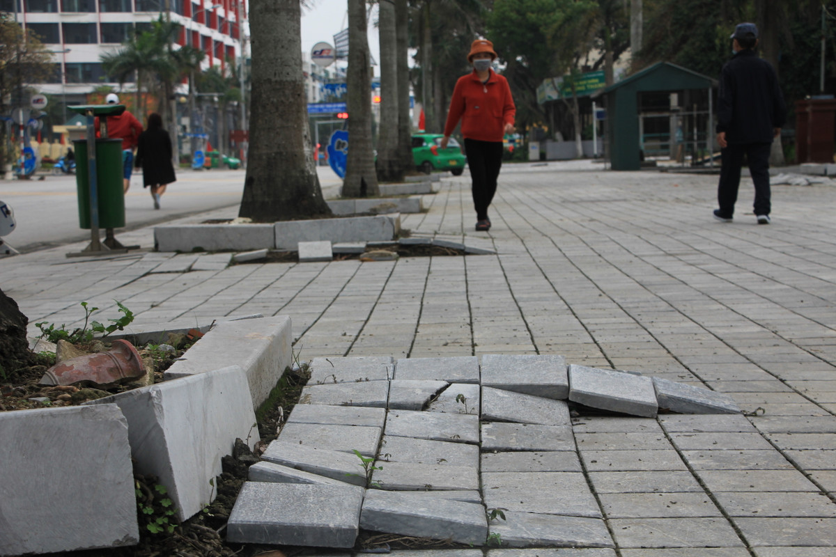 Vỉa hè ở Sầm Sơn như một chiếc bẫy khiến người đi bộ dễ dàng vấp phải.