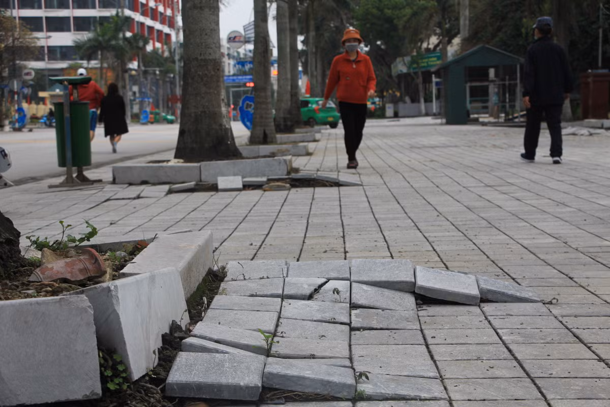 Vỉa hè ở Sầm Sơn như một chiếc bẫy khiến người đi bộ dễ dàng vấp phải.