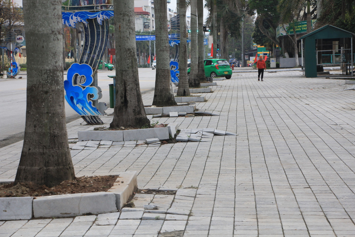 Toàn bộ tuyến vỉa hè trên đường Lê Lợi (phường Trường Sơn) - đoạn qua khách sạn Lê Lợi cũng bị xuống cấp trầm trọng.