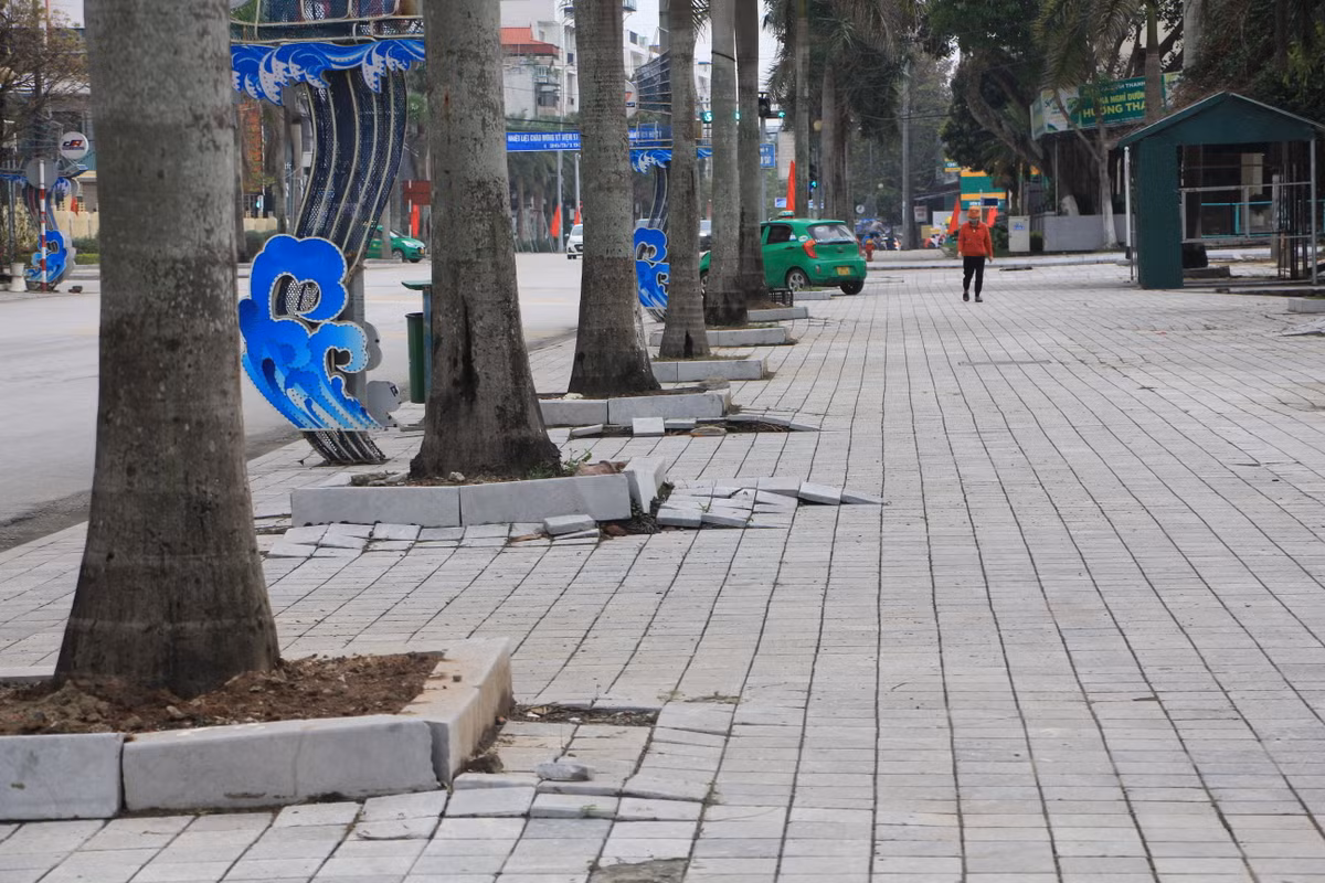 Toàn bộ tuyến vỉa hè trên đường Lê Lợi (phường Trường Sơn) - đoạn qua khách sạn Lê Lợi cũng bị xuống cấp trầm trọng.