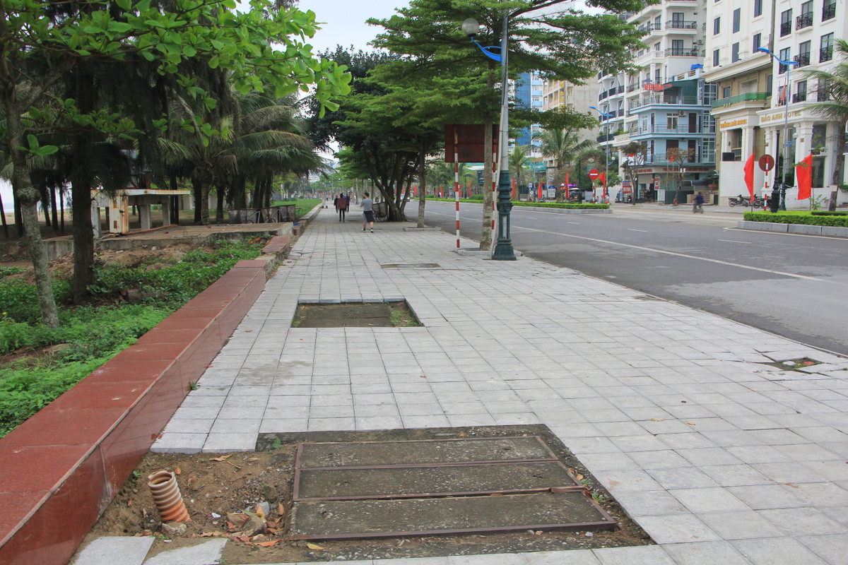 Dù địa phương này đang chuẩn bị nhiều chương trình đặc sắc nhưng mỹ quan của thành phố biển này lại bị lãng quên. Ghi nhận của PV Báo Tri thức và Cuộc sống, dọc tuyến vỉa hè sát biển trên đường Hồ Xuân Hương (từ bãi A chân đền Độc Cước đến cổng khu du lịch FLC) đều trong tình trạng nhếch nhác với hàng loạt đoạn đá lát bị bong tróc, đứt gãy.