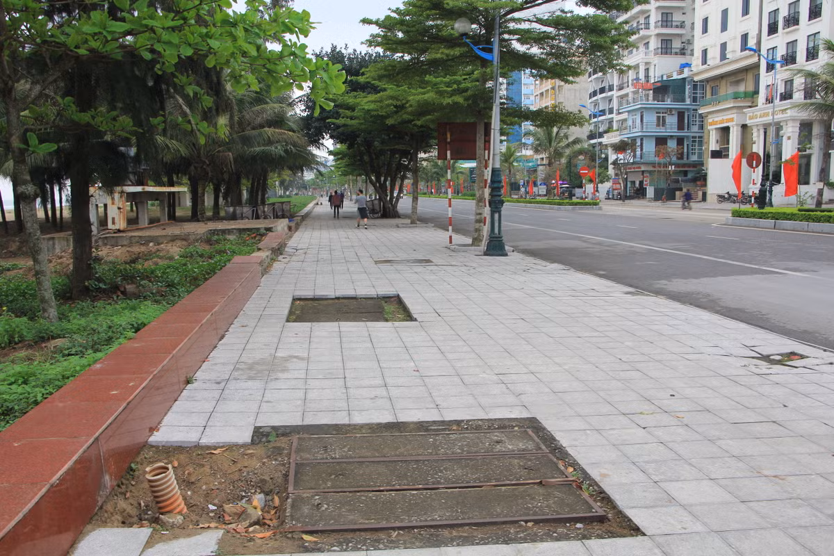 Dù địa phương này đang chuẩn bị nhiều chương trình đặc sắc nhưng mỹ quan của thành phố biển này lại bị lãng quên. Ghi nhận của PV Báo Tri thức và Cuộc sống, dọc tuyến vỉa hè sát biển trên đường Hồ Xuân Hương (từ bãi A chân đền Độc Cước đến cổng khu du lịch FLC) đều trong tình trạng nhếch nhác với hàng loạt đoạn đá lát bị bong tróc, đứt gãy.