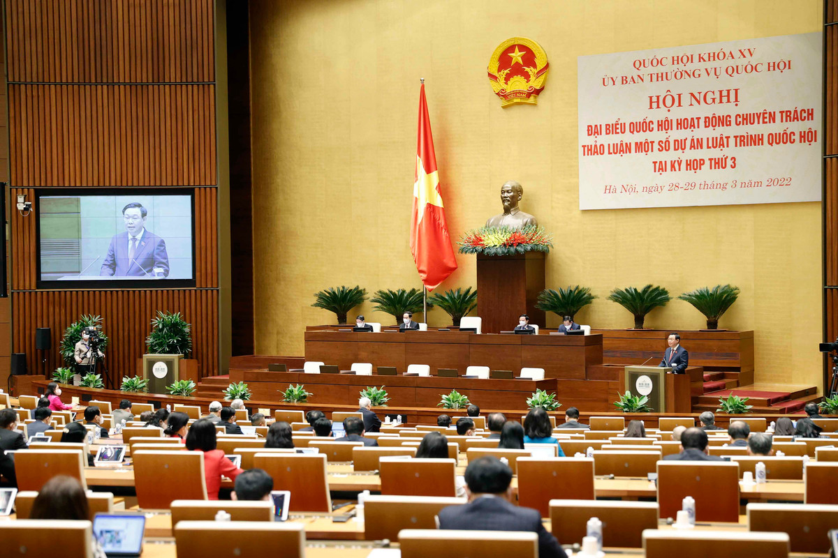 Do thời gian để cho ý kiến vào 4 dự thảo luận chỉ diễn ra trong 2 ngày, Chủ tịch Quốc hội Vương Đình Huệ đề nghị các ĐBQH chuyên trách thể hiện rõ vai trò là lực lượng nòng cốt then chốt, phát huy bề dày kinh nghiệm, kiến thức chuyên sâu, đóng góp nhiều ý kiến chất lượng, tâm huyết, thảo luận tranh luận để thể hiện rõ chính kiến, có phân tích sâu sắc lập luận thuyết phục về các vấn đề của dự thảo luật.