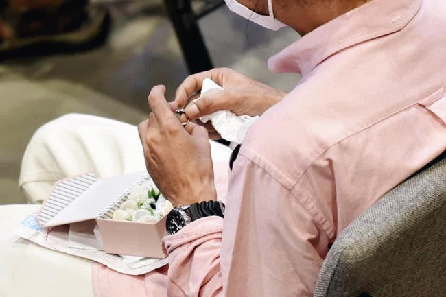 Khoanh khac ban trai Tangmo “Chiec la bay” giu chiec nhan cau hon trong tang le-Hinh-2