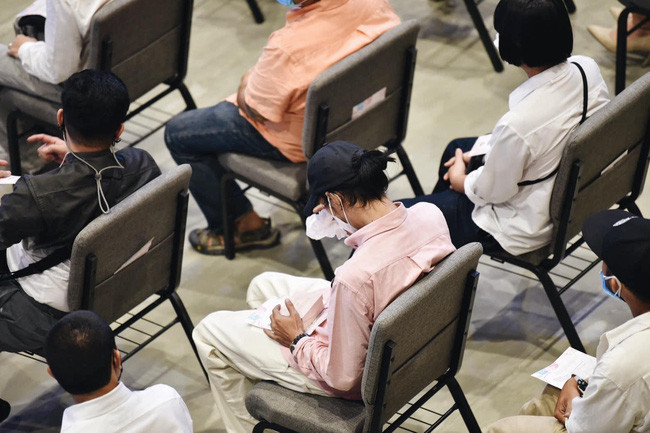 Khoanh khac ban trai Tangmo “Chiec la bay” giu chiec nhan cau hon trong tang le-Hinh-4