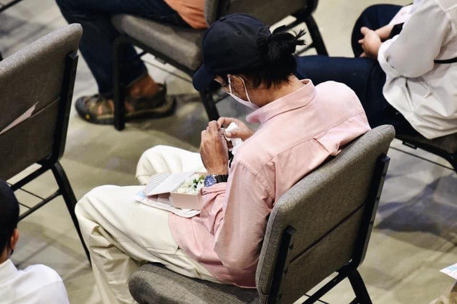 Khoanh khac ban trai Tangmo “Chiec la bay” giu chiec nhan cau hon trong tang le