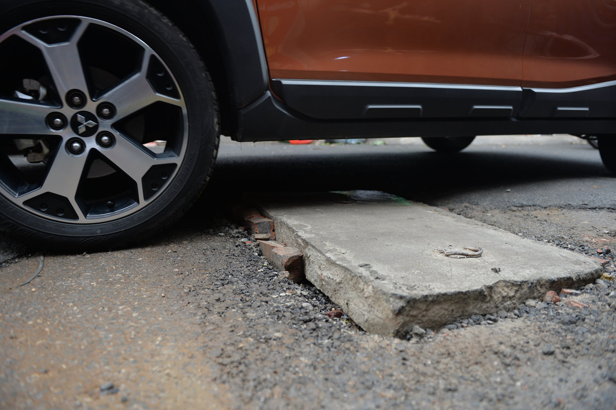 Người dân phố Định Công Thượng cho biết, các hố ga, hố kỹ thuật này xuất hiện từ đầu năm 2022. Các miệng hố nằm cao hơn mặt đường nên đi lại rất nguy hiểm, nhất là những ngày trời mưa hoặc giờ tan tầm đông người qua lại. Có rất nhiều người đã bị ngã vì các hố này trồi lên cao so với mặt đường.