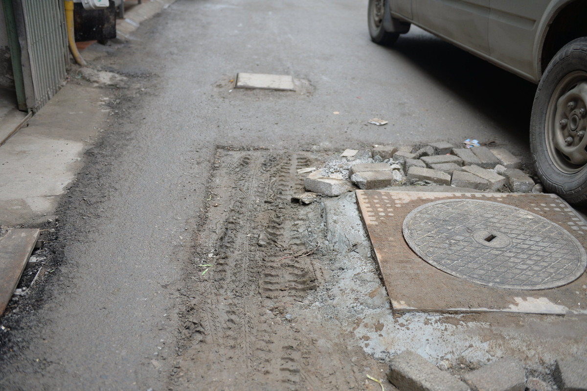 Các hố ga cao hơn mặt đường từ 5-7cm. Phần miệng hố cao hơn mặt đường khiến các xe đi qua nếu va phải cạnh hố dễ bị hư hỏng lốp. Theo lãnh đạo UBND phường Định Công, dự kiến trong khoảng hơn một tuần nữa đơn vị thi công sẽ hoàn thiện tuyến đường Định Công Thượng.