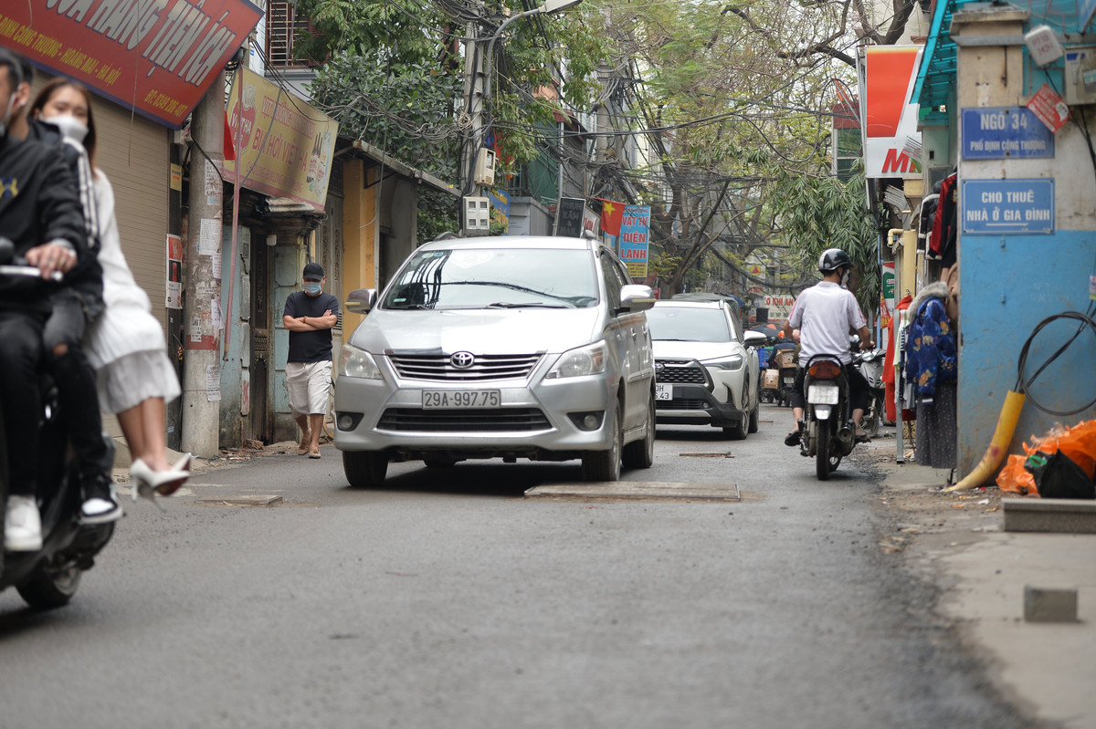 Lãnh đạo UBND phường Định Công cho biết, dự án cải tạo mặt đường tuyến Định Công Hạ, Định Công Thượng có tổng chiều dài khoảng 1 km, được UBND quận Hoàng Mai đầu tư cho phường Định Công.