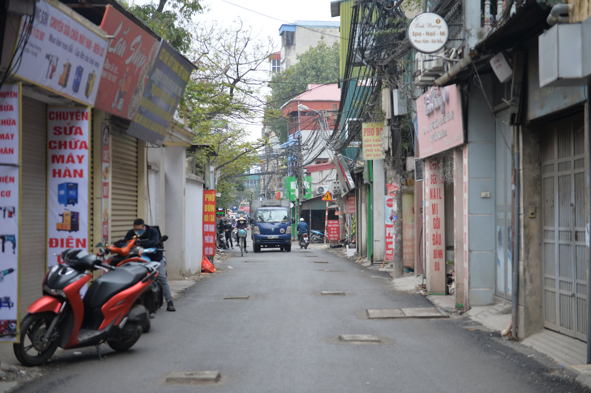 Thời gian qua, người dân khi lưu thông qua tuyến đường Định Công Thượng (phường Định Công, quận Hoàng Mai, Hà Nội) có chiều gần 500 mét gặp nhiều khó khăn, nguy hiểm tai nạn giao thông khi có gần 200 hố ga nằm chi chít, gồ ghề, trồi lên hẳn bề mặt đường.