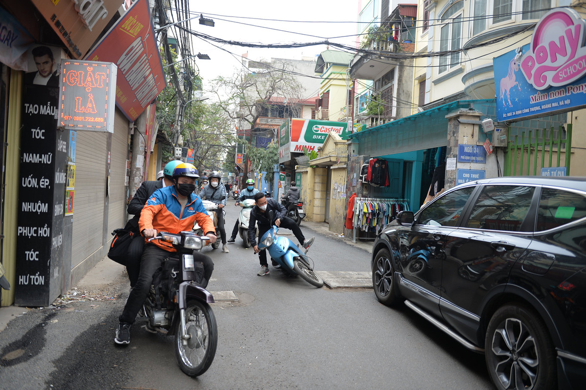 Một số người đi xe máy do tránh nhau phải lao vào mép hố ga gồ ghề nên bị ngã "xòe".