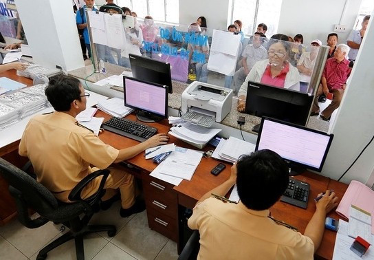  Quy định mới về lệ phí trước bạ có hiệu lực: Nghị định số 10/2022/NĐ-CP ngày 15/1/2022 quy định về lệ phí trước bạ, có hiệu lực từ ngày 1/3/2022. Theo đó, mức thu lệ phí trước bạ theo tỷ lệ (%). Cụ thể, mức thu với nhà, đất, là 0,5%; mức thu với súng săn, súng dùng để tập luyện, thi đấu thể thao là 2%; mức thu với tàu thủy, kể cả sà lan, canô, tàu kéo, tàu đẩy, tàu ngầm, tàu lặn, thuyền, kể cả du thuyền, tàu bay là 1%...