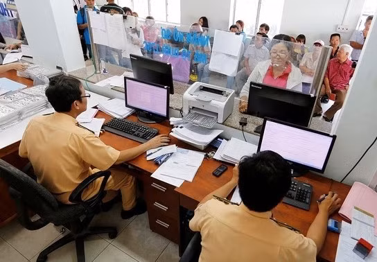  Quy định mới về lệ phí trước bạ có hiệu lực: Nghị định số 10/2022/NĐ-CP ngày 15/1/2022 quy định về lệ phí trước bạ, có hiệu lực từ ngày 1/3/2022. Theo đó, mức thu lệ phí trước bạ theo tỷ lệ (%). Cụ thể, mức thu với nhà, đất, là 0,5%; mức thu với súng săn, súng dùng để tập luyện, thi đấu thể thao là 2%; mức thu với tàu thủy, kể cả sà lan, canô, tàu kéo, tàu đẩy, tàu ngầm, tàu lặn, thuyền, kể cả du thuyền, tàu bay là 1%...