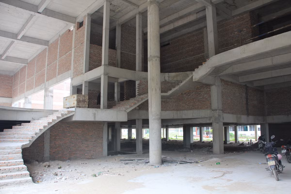 Về việc xây dựng và hoạt động của dự án góp vốn, ngày 30/3/2022, ghi nhận của PV Báo Tri thức và Cuộc sống, dự án khách sạn Lam Sơn – Công đoàn Thanh Hóa tại số 2, đường Bà Triệu, TP. Sầm Sơn vẫn chưa được hoàn thiện. Công trình cơ bản mới được xây thô và nằm trong tình trạng "án binh bất động".