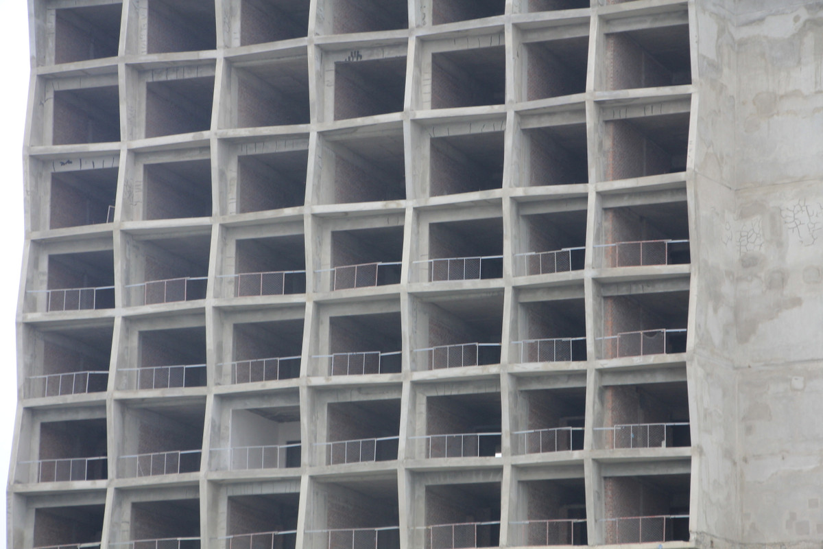 Hệ thống rào chắn an toàn theo các tầng không được bảo đảm đầy đủ. Các rào lưới lan can các tầng cũng chỉ sơ sài.