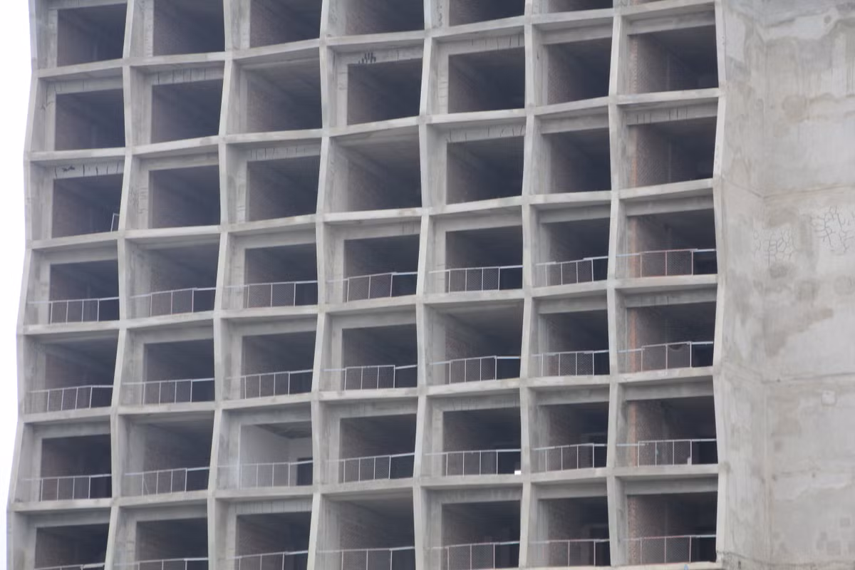 Hệ thống rào chắn an toàn theo các tầng không được bảo đảm đầy đủ. Các rào lưới lan can các tầng cũng chỉ sơ sài.