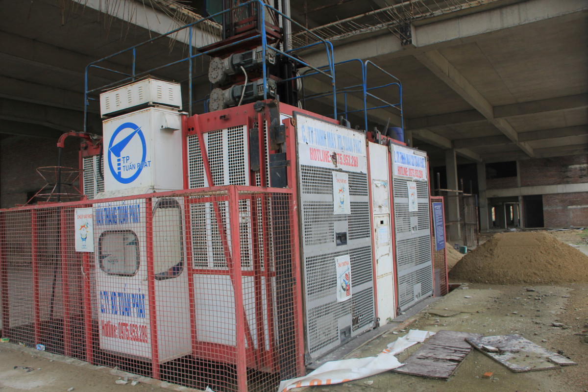 Hệ thống điện phục vụ thi công dự án cũng đã "ngủ đông".