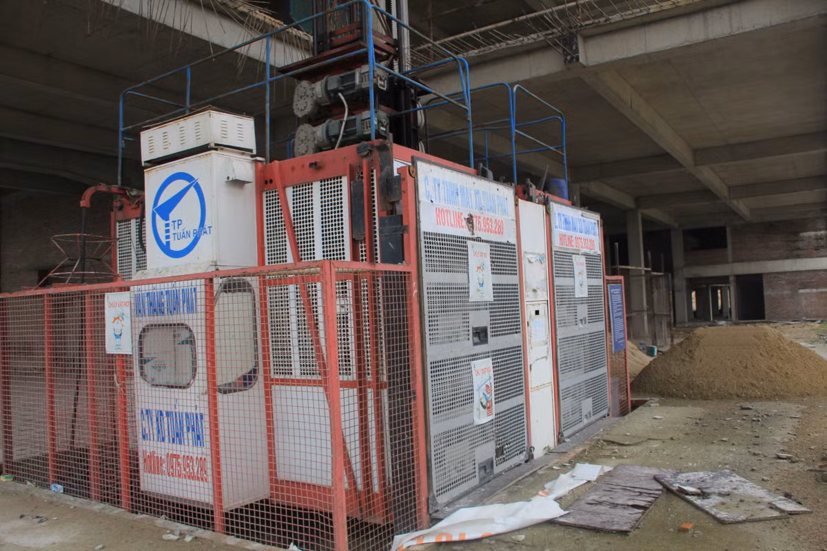 Hệ thống điện phục vụ thi công dự án cũng đã "ngủ đông".