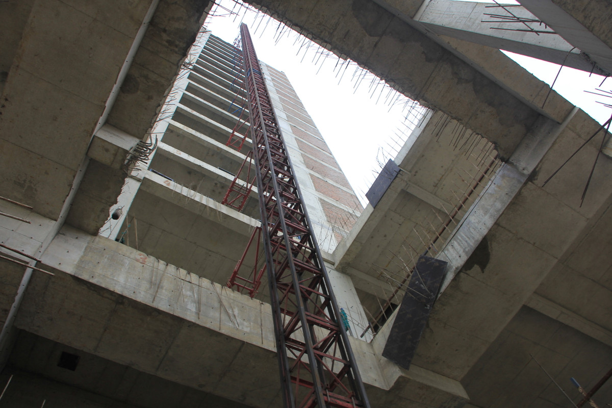 Cần trục tháp vẫn chưa được tháo mặc dù công trình đã xây xong phần nóc.