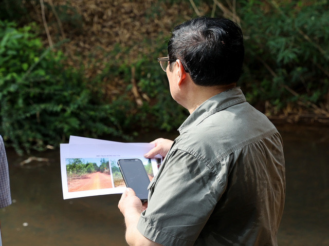 Thủ tướng nhấn mạnh tinh thần quy hoạch, triển khai các dự án ngắn nhất có thể, hiệu quả nhất, giải phóng mặt bằng ít nhất, ít ảnh hưởng tiêu cực nhất. Ảnh VGP/ Nhật Bắc 