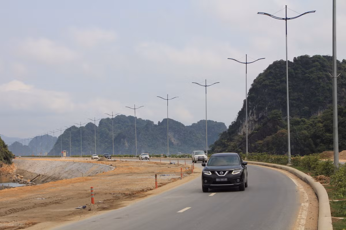 Nguoi dan lo ngai tuyen duong Ha Long - Cam Pha tiem an nhieu nguy co tai nan