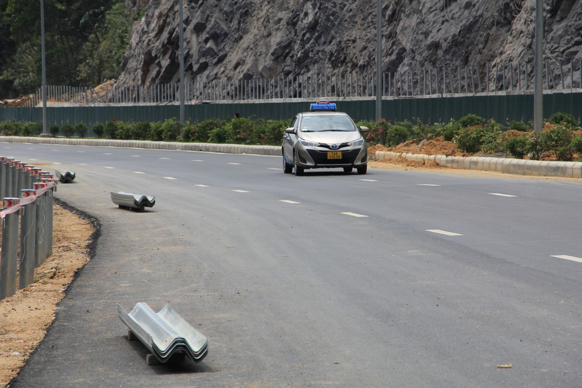 Những mảnh rào tôn lan can được bày bừa ngay giữa đường như một chướng ngại vật "gài bẫy" tai nạn cho người và phương tiện lưu thông qua đây.