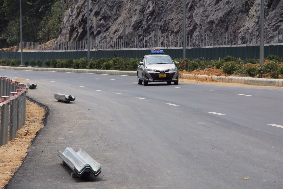 Những mảnh rào tôn lan can được bày bừa ngay giữa đường như một chướng ngại vật "gài bẫy" tai nạn cho người và phương tiện lưu thông qua đây.