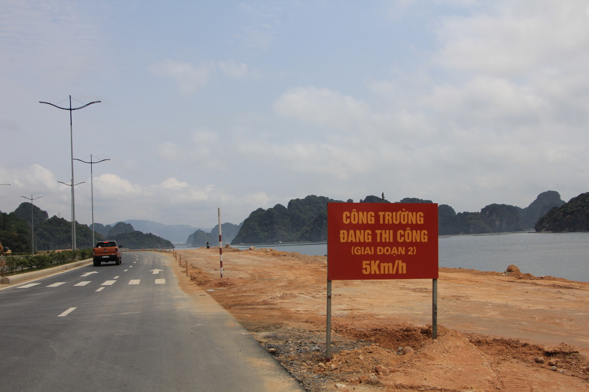 Tìm hiểu của PV Báo Tri thức và Cuộc sống, mặc dù dự án chưa được Ban Quản lý dự án đầu tư xây dựng các công trình giao thông tỉnh Quảng Ninh bàn giao cho UBND TP Cẩm Phả và Hạ Long (chủ đầu tư giai đoạn 2) nên việc triển khai thi công giai đoạn 2 (2 làn đường, vỉa hè...) chưa được thực hiện nhưng những chiếc biển "Công trường đang thi công giai đoạn 2" vẫn đang được đặt dài trên tuyến đường khiến nhiều người hiểu nhầm và ảnh hưởng đến tốc độ di chuyển của phương tiện khi cảnh báo 5km/h dù không có máy móc, nhân công thi công.