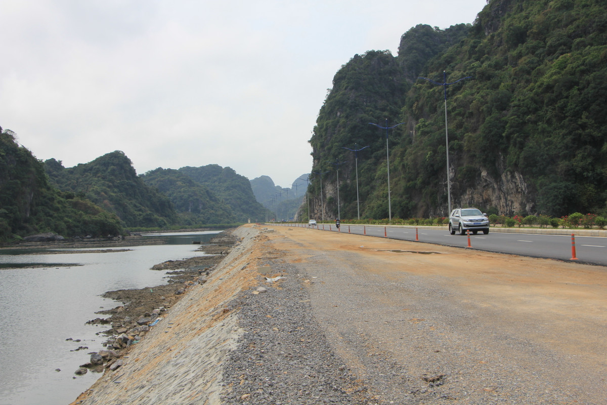 Dù ranh giới giữa tuyến đường giai đoạn 1 (hoàn thành) và mặt đường chờ thi công (giai đoạn 2) đã được chủ đầu tư, nhà thầu lắp hệ thống dải phân cách mềm nhưng vẫn thiếu nhiều các hạng mục cảnh báo khác ở nhiều vị trí toàn tuyến như: hiệu lệnh của người điều khiển giao thông, tín hiệu đèn giao thông, biển báo hiệu, vạch kẻ đường, cọc tiêu hoặc tường bảo vệ, hàng rào chắn... nên tuyến đường đang được xem là "cái bẫy" tai nạn dù đã khánh thành.