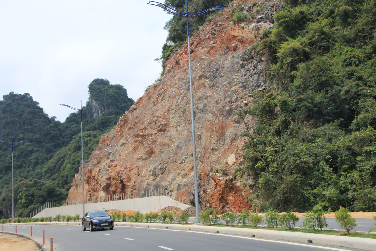 Thậm chí, phần taluy dương vẫn chưa được hoàn thành, mới chỉ khoan cọc chờ khiến nguy cơ sạt lở, tai nạn chực chờ.